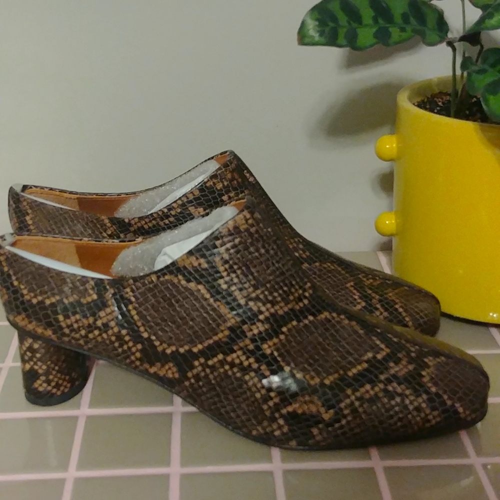 LOQ Black and Brown Mules Elegant and Versatile